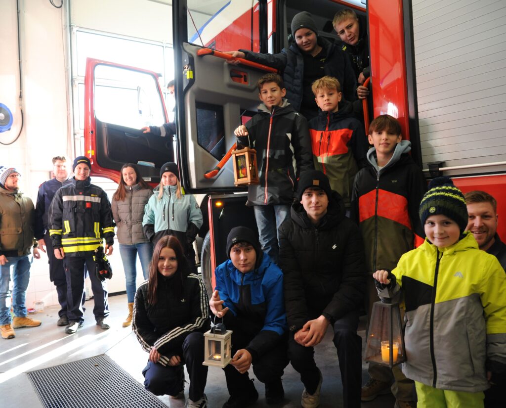 Unsere Feuerwehrjugend bringt das Friedenslicht