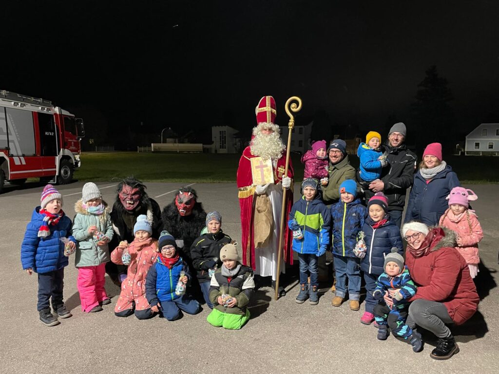Heiliger Nikolaus kam zum Feuerwehrhaus