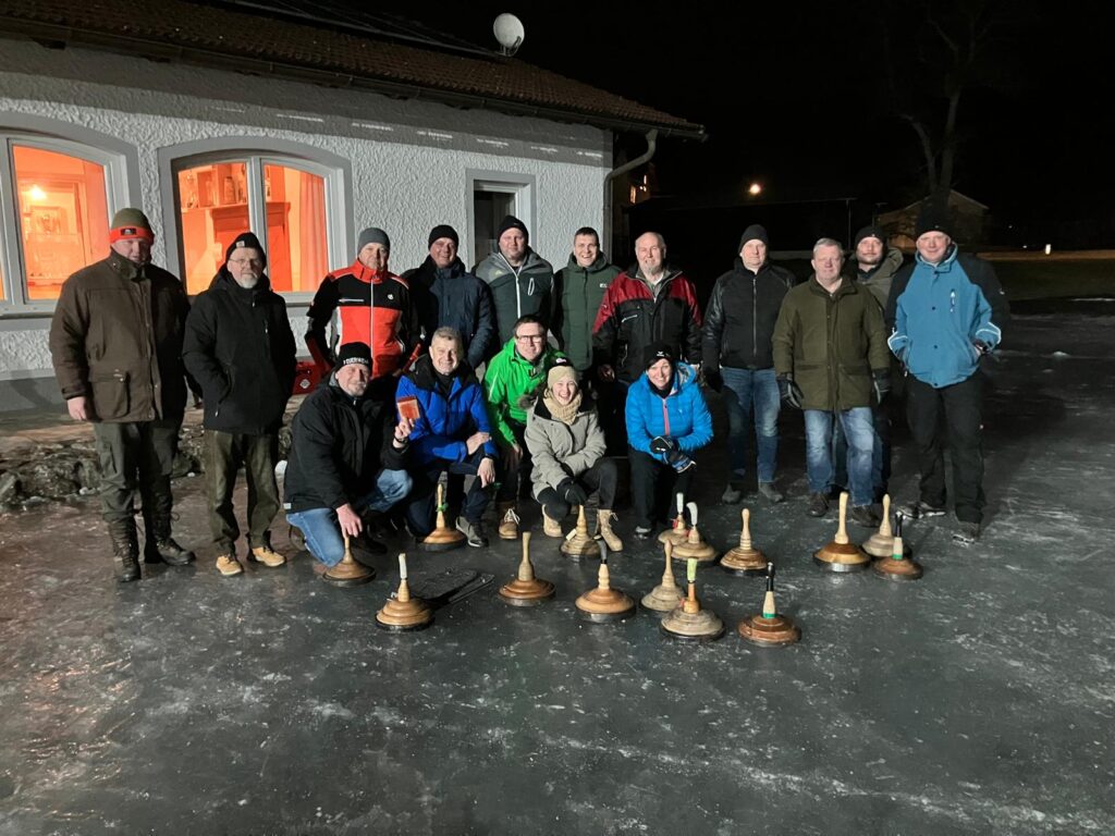 FF Preinsbach nutzt die kalte Saison zum Eisstockschießen gegen andere Feuerwehren