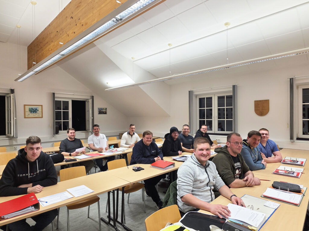 Karl Etlinger bereitet im Feuerwehrhaus Preinsbach die „Feuerwehr-Maturanten“ vor