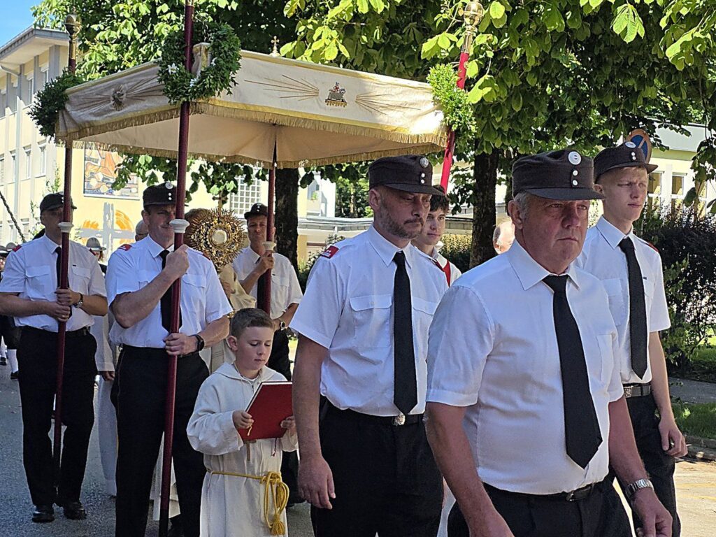 FF Preinsbach trug zu Fronleichnam den HIMMEL